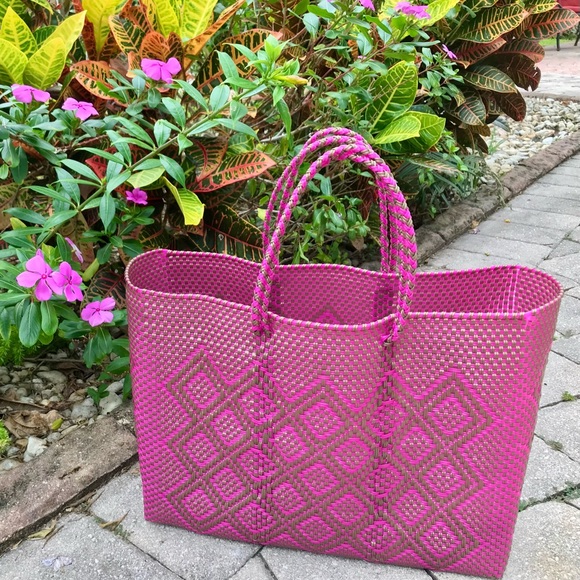 NWOT HANDWOVEN & SUSTAINABLE OVERSIZED TOTE BAG IN PINK & GOLD, MADE IN MEXICO - Picture 2 of 9
